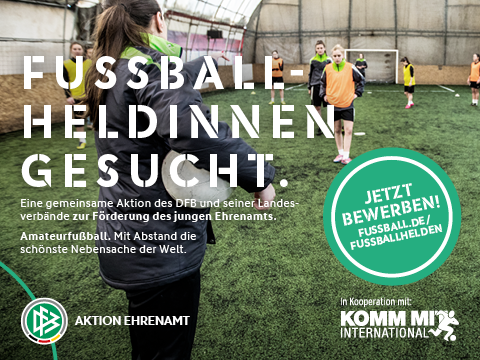 [{"clang_id":1,"value":"Fußballfeld mit Kindern beim Training. Im Vordergrund eine Frau mit Rückenansicht, die eine Gruppe begleitet. Text: \"Fußballheldinnen gesucht.\" & Bewerbungsaufruf."}]