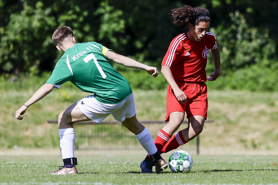 [{"clang_id":1,"value":"Zwei Fussballspieler auf Grünfeld: Links ein Spieler mit grünem Trikot und weisser Hose versucht, den Ball vom rechten Spieler in rotem Trikot und Shorts zu erobern."}]
