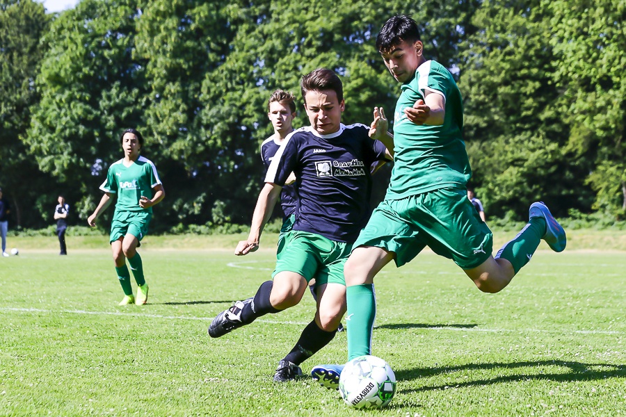 [{"clang_id":1,"value":"Fußballspiel: Zwei Spieler kämpfen um den Ball. Im Hintergrund weitere Spieler auf dem grünen Rasen."}]