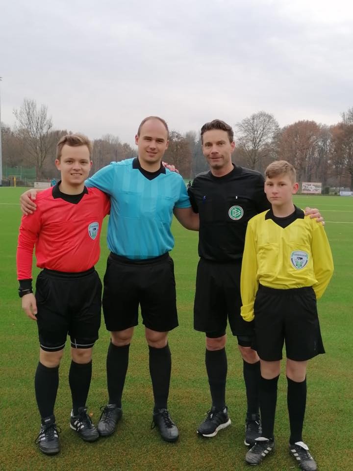 Im Einsatz beim TSV Nieukerk: (von links) Elias Papke, Lars Grell, Bundesliga-Schiedsrichter Guido Winkmann und Dominik Lübeck.