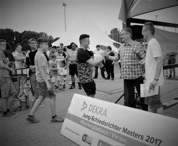 Andreas Thiemann (2. von rechts) bei der Siegerehrung des JSR-Masters 2017 beim SV Lürrip.