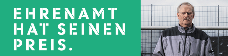 [{"clang_id":1,"value":"Werbeplakat mit grünem Feld links und Mann rechts. Auf dem Feld steht weiß \"Ehrenamt hat seinen Preis\". Der Mann trägt Jacke und Brille, steht vor einem Zaun."}]